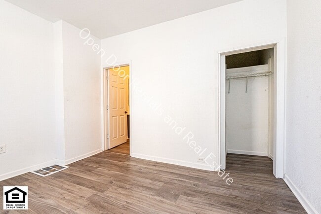 Building Photo - 603 N Van Buren St