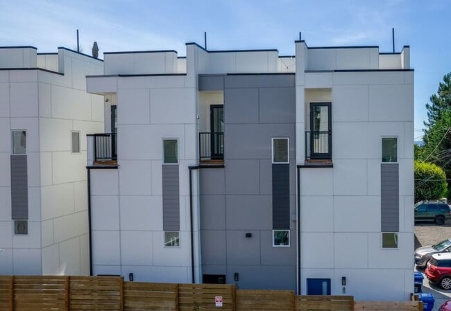 Building Photo - Sweet Ultra-Modern Air-Conditioned West Se...