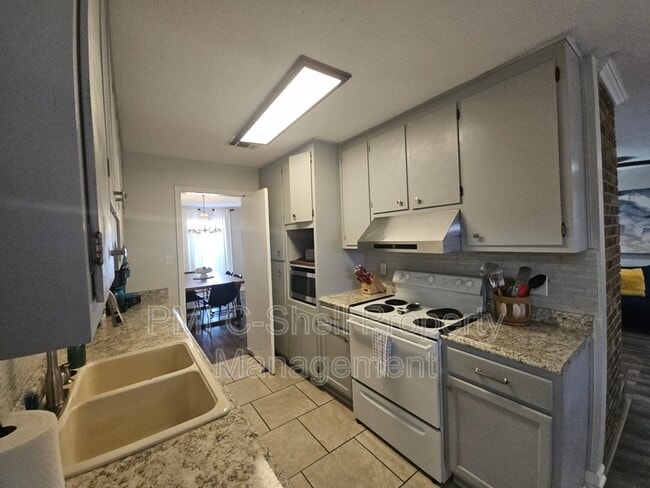 Building Photo - 4625 Tree Line Dr