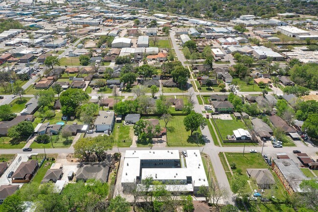 Building Photo - 6403 Sloan St