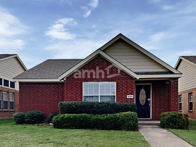 Building Photo - 9024 Eastwood Ave