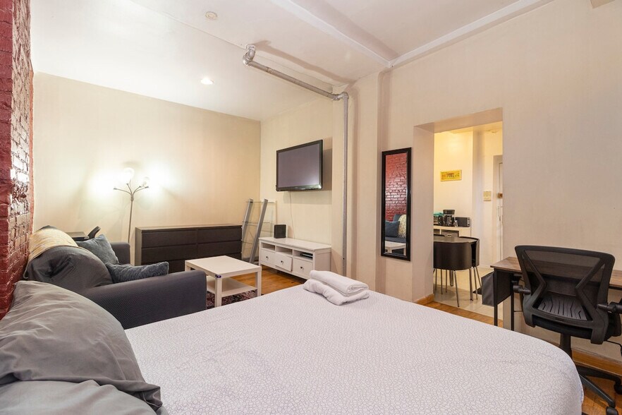 Building Photo - 340 E 94th St