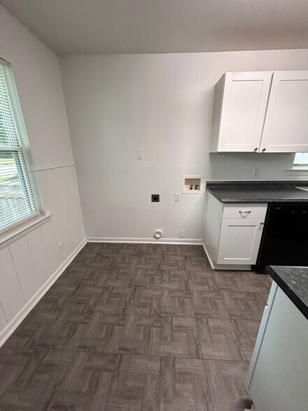 Building Photo - 712 Sunny Ln