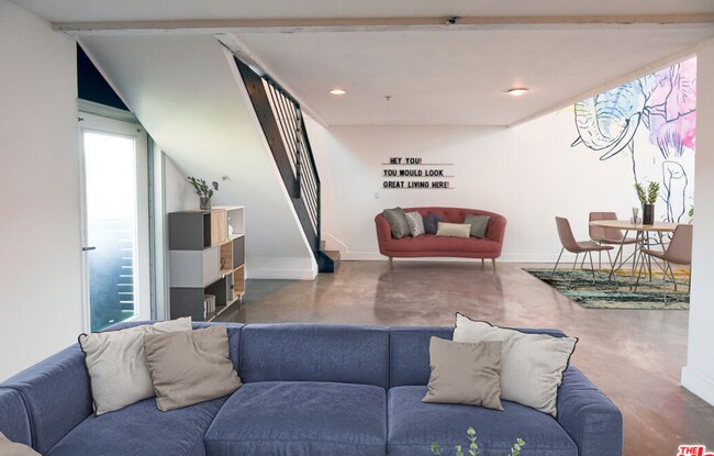 Building Photo - 1037 N Laurel Ave