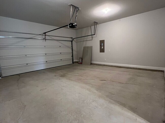 Building Photo - 552 Hutchinson Ln