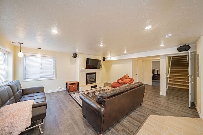 Building Photo - 3660.5 Merlin Dr
