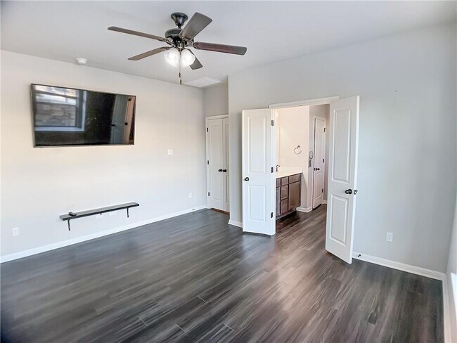 Building Photo - 308 S Brook Dr