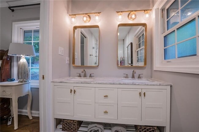 Building Photo - 1210 Lenox Cir NE