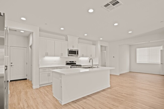 Building Photo - New Home in Gated Indian Palm Country Club