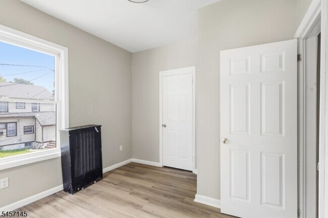Building Photo - 37 Mapes Ave