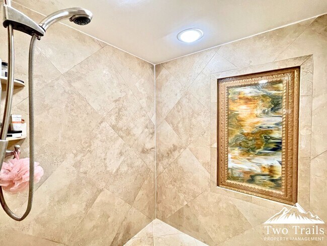 Building Photo - BEAUTIFUL DOWNTOWN CONDO WITH MOUNTAIN VIEWS
