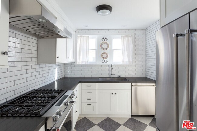 Building Photo - 1930 Rodney Dr