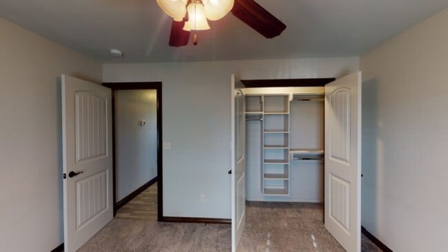 Building Photo - 1621 NE White Rock Dr