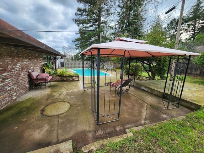 Building Photo - Move In Special: Central Roseville, Pool, Gardner Single Story Large Yard,  3 bedrooms, 2 baths, ...