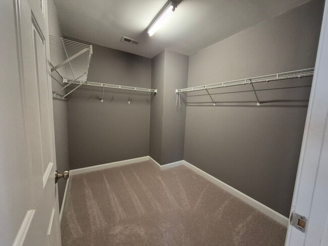 Building Photo - NEW LISTING!!!!!