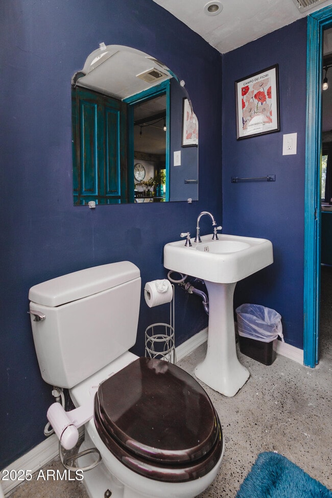 Building Photo - 353 E Thomas Rd