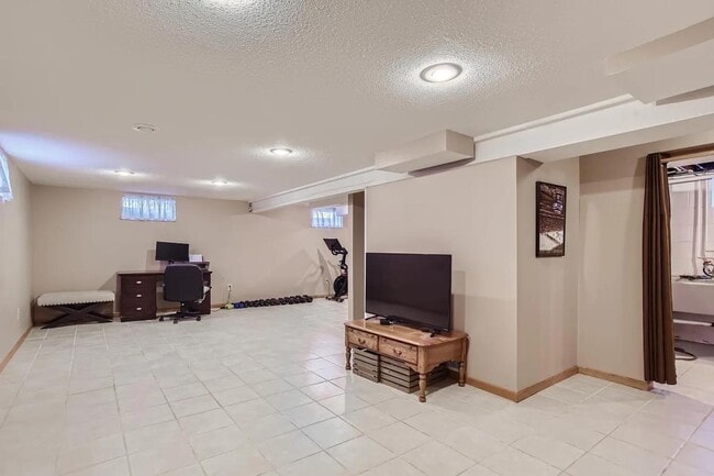 Building Photo - 2661 Martin Way