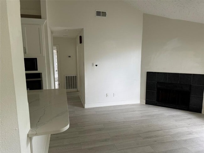 Building Photo - 3723 Westmeadow Dr