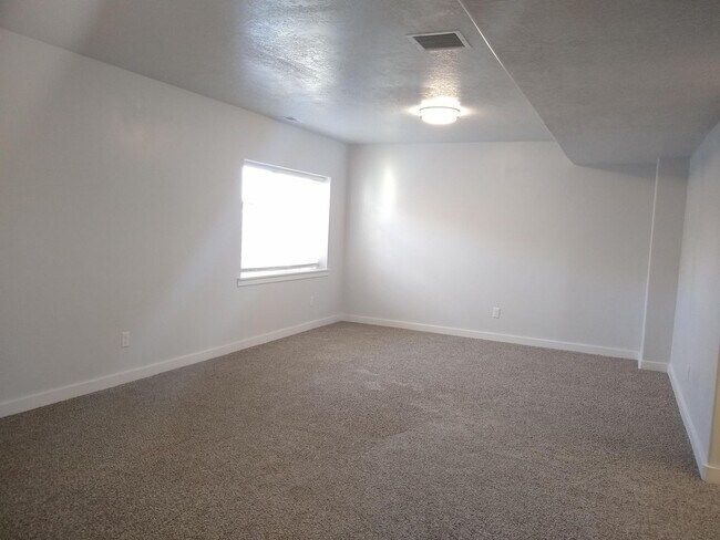 Building Photo - Bluffdale Townhouse Rental in Bringhurst S...