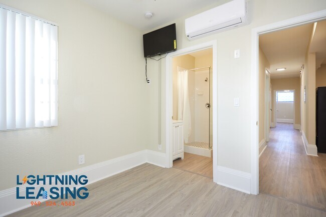 Building Photo - 1820 1/2 W 11th Pl-1D