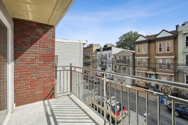 Building Photo - 140 Hopkins Ave
