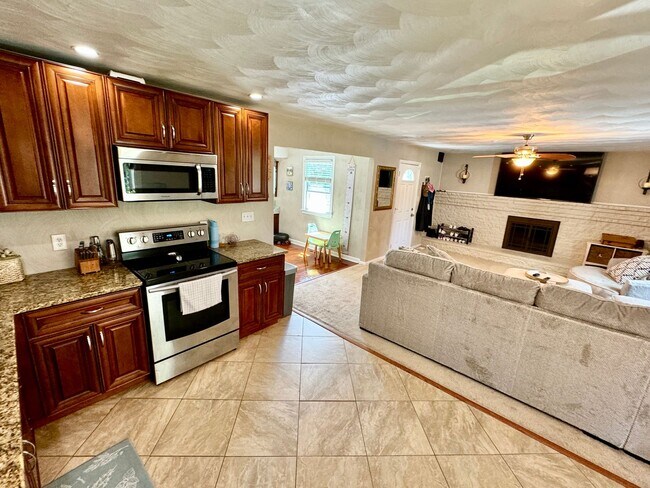 Building Photo - BEAUTIFUL HOME CLOSE TO AIRPORT AND MILITARY BASE.