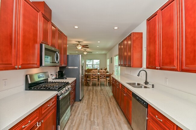 Building Photo - 1110 Louise St