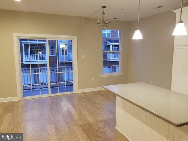 Building Photo - 754 W 2nd St