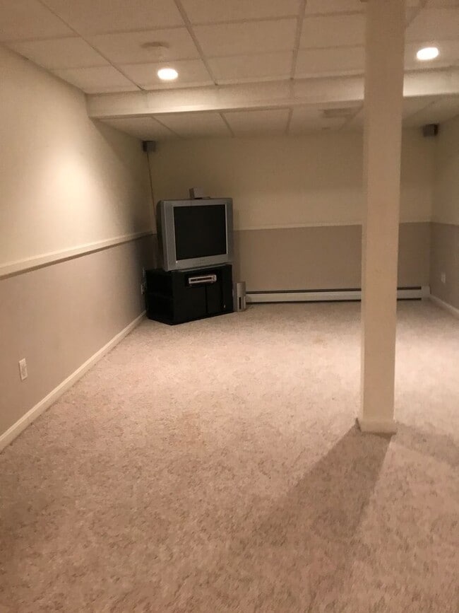 Building Photo - Scarborough-Sage Brush Drive: Lovely Colonial 3BR and 1.5BA available now $3,500.00 per month