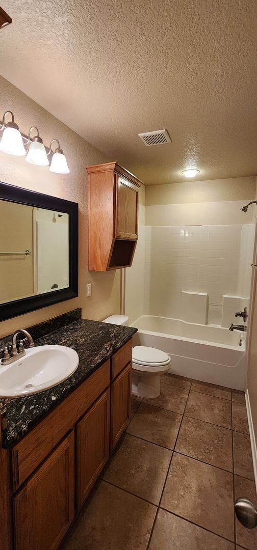 Building Photo - 3 Bedroom 2 bath Duplex South Killeen VIEWABLE SOON