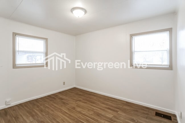 Building Photo - 3189 Astor Ave