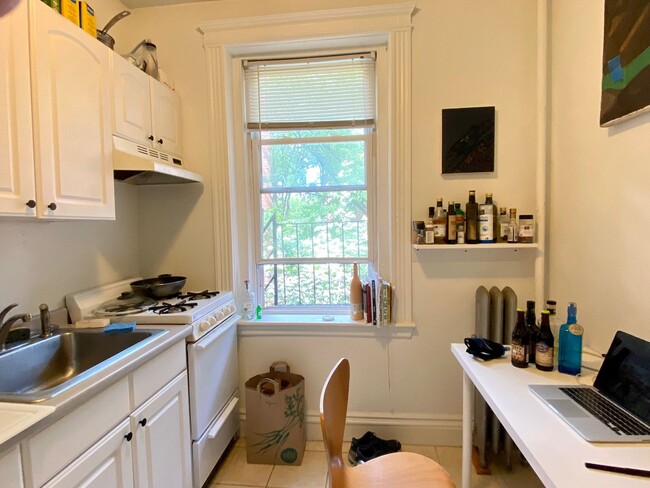 Building Photo - Nicely maintained, inexpensive studio in a...