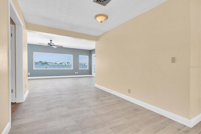Building Photo - 358 44th Ave