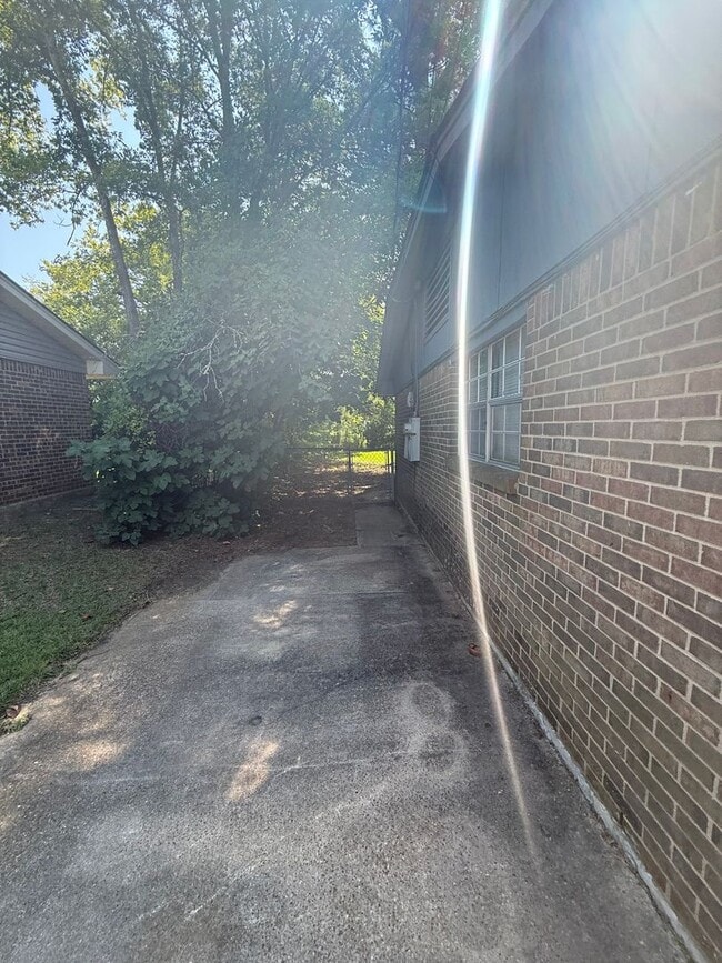 Building Photo - 5953 Oakleigh Rd
