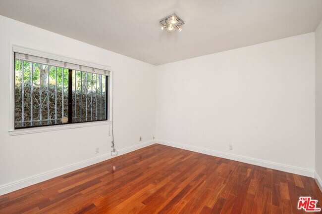 Building Photo - 13031 Magnolia Blvd