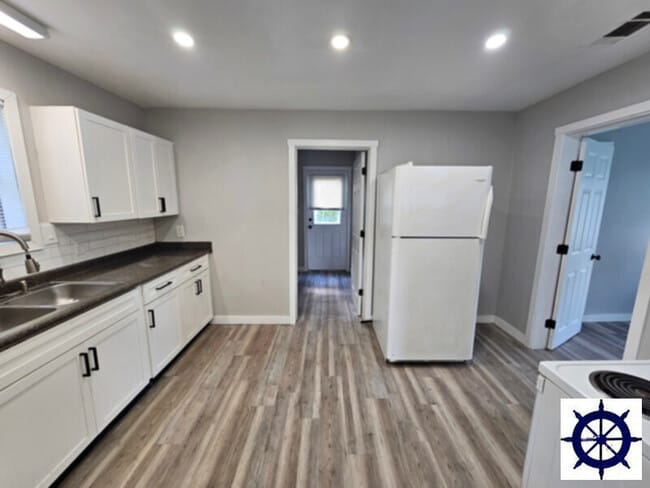 Building Photo - 255 Nelle Ave
