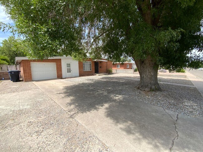 Building Photo - 3 Bedroom Single Story Available Near Coma...