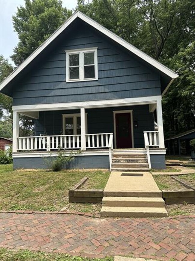 Primary Photo - 806 W Stoughton Street
