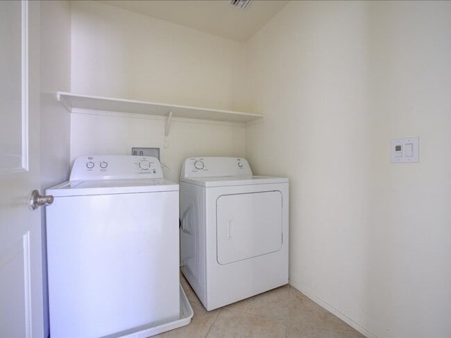 Building Photo - 3 Bedroom 2 1/2 Bathroom