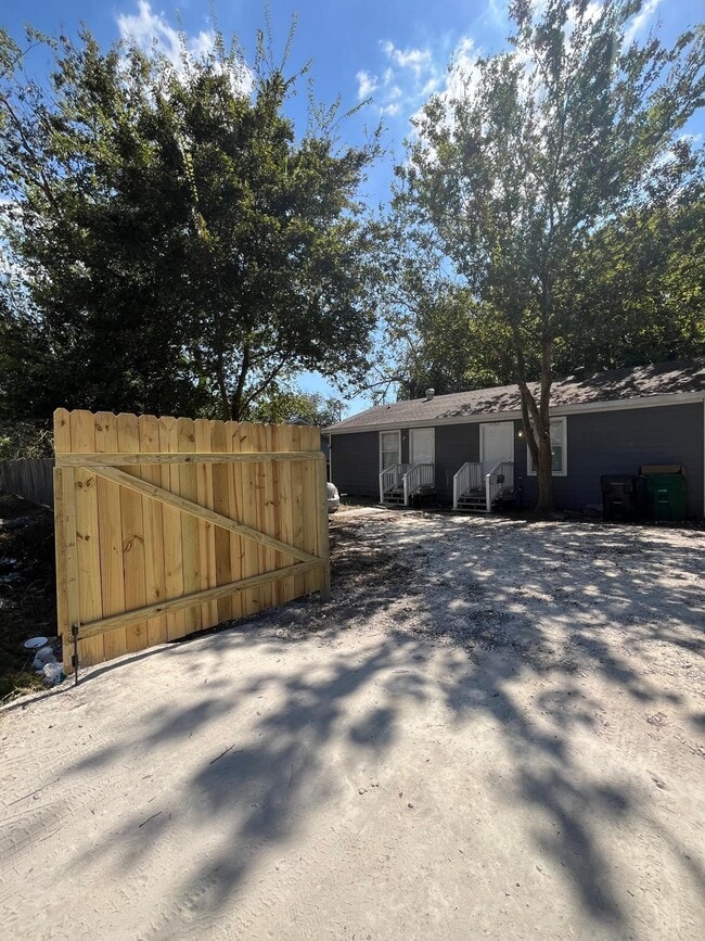 Building Photo - 5142 Higgins St