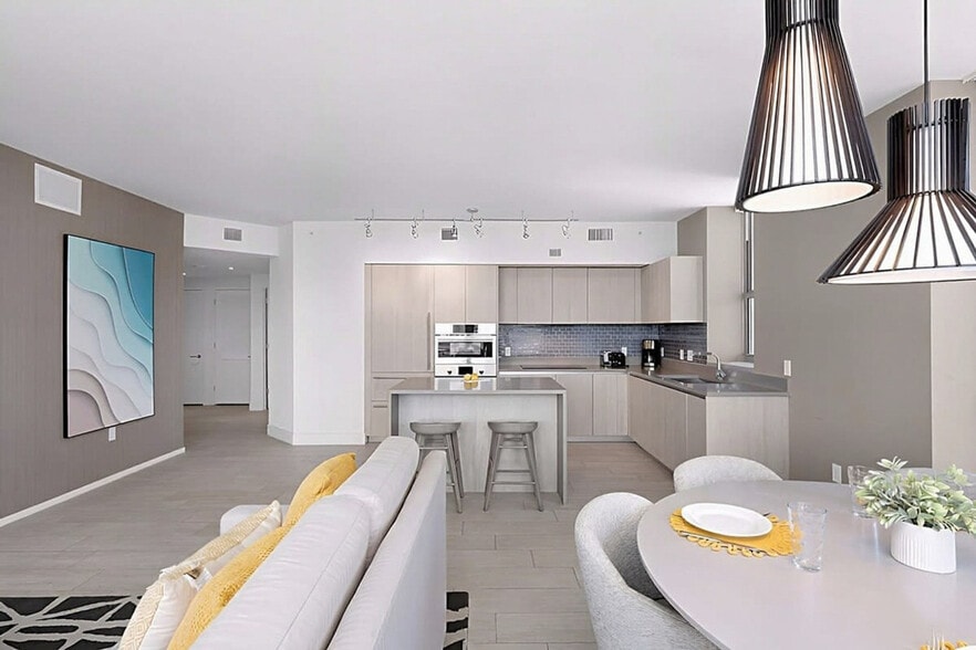 Building Photo - 4010 S Ocean Dr