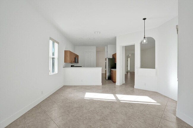 Building Photo - 118 NW Pleasant Grove Way