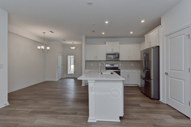 Building Photo - Beautiful 3BD/2.5BTH Townhouse with Commun...