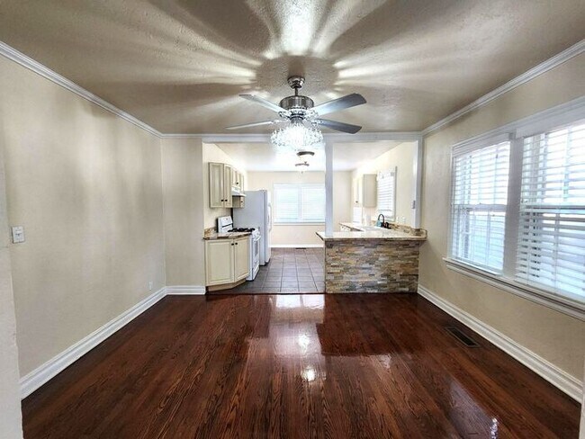 Building Photo - AMAZING 3 BED, 2 BATH Plus Study MILLERS ADDITION NW OKC