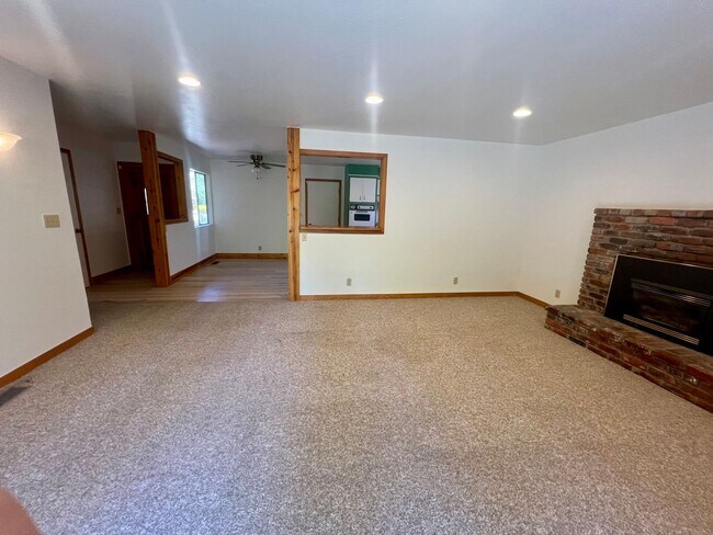 Building Photo - Charming 3 Bedroom 2 Bath home with large ...