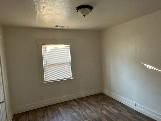 Building Photo - 680 E Ventura Ave