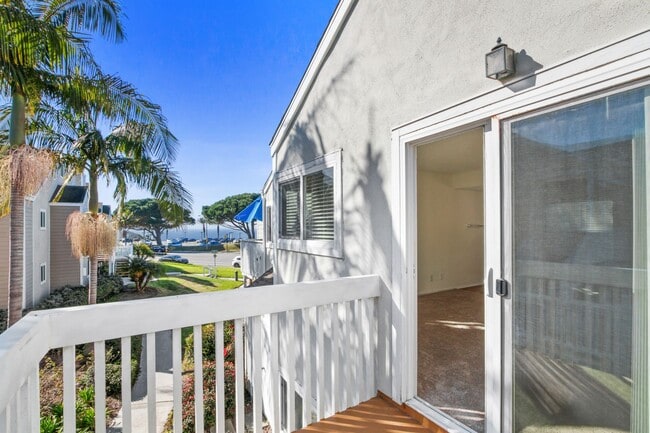 Building Photo - Ocean Views, Fully Remodeled Kitchen,Iconi...