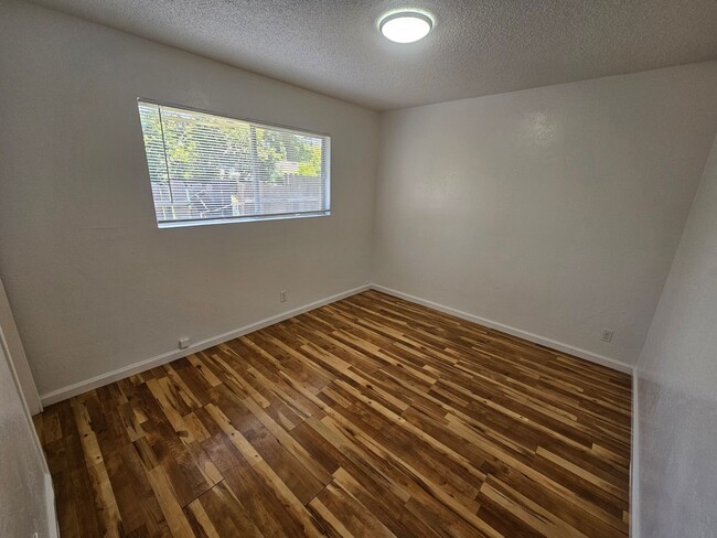 Building Photo - 1 Bedroom 1 Bath Triplex Unit in Los Molinos!