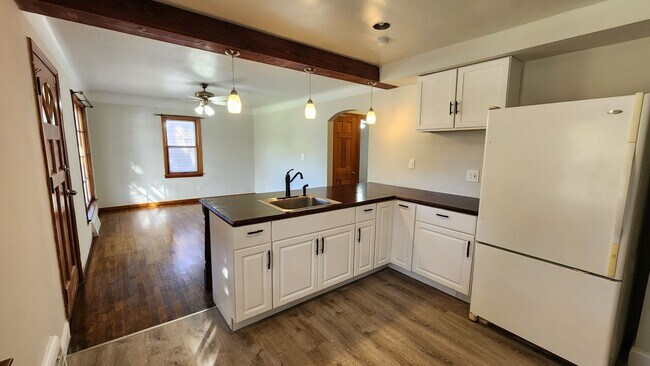 Building Photo - Single family home 3 bedroom