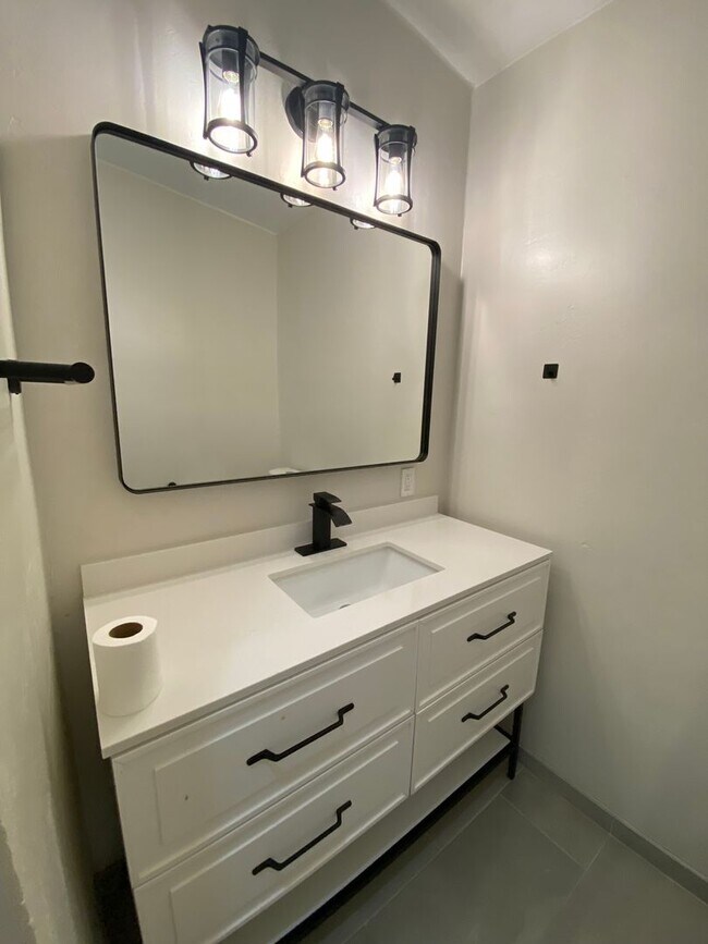 Building Photo - Renovated Beach house just a few blocks fr...